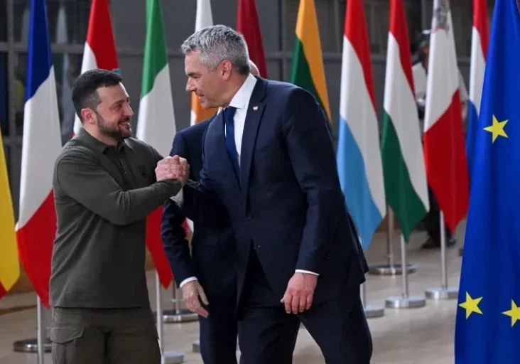 Bundeskanzler Karl Nehammer und der Präsident der Ukraine, Wolodymir Selenskyj vor dem Europäischen Rat in Brüssel: Unterstützung und Hilfe Europas für Ukraine werden fortgesetzt. Foto: EU