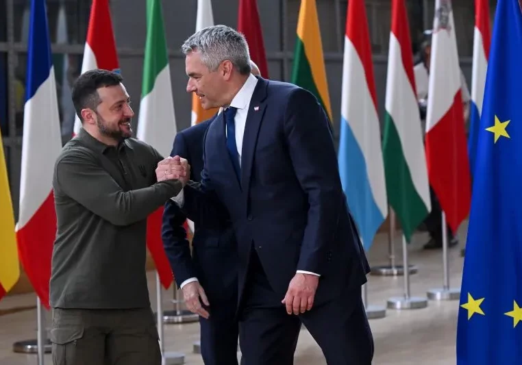 Bundeskanzler Karl Nehammer und der Präsident der Ukraine, Wolodymir Selenskyj vor dem Europäischen Rat in Brüssel: Unterstützung und Hilfe Europas für Ukraine werden fortgesetzt. Foto: EU