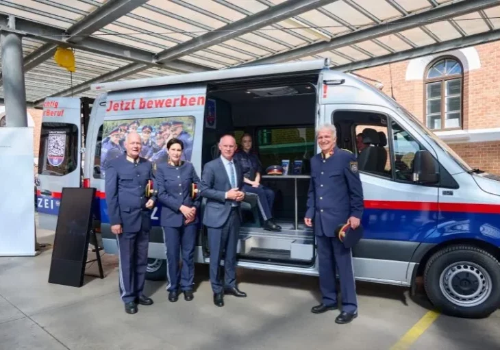 1.400 Polizistinnen und Polizisten werden neu in den Bundesländern aufgenommen, weitere 1.000 in Wien, gab Innenminister Gerhard Karner bekannt (im Bild mit Rekrutierungsbus in Vorarlberg). Foto: BMI / Karl Schober
