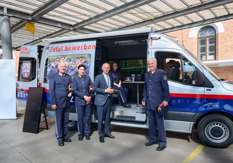 1.400 Polizistinnen und Polizisten werden neu in den Bundesländern aufgenommen, weitere 1.000 in Wien, gab Innenminister Gerhard Karner bekannt (im Bild mit Rekrutierungsbus in Vorarlberg). Foto: BMI / Karl Schober