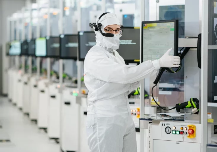 Wachstum erwarten Österreich und die EU von der Strategie Industrie 5.0, die über Produktivität und Effizienz hinausgeht. Infineon (Bild) beteiligt sich für Industrie 5.0 am EU-Projekt Bridges, das für Kompetenzen in einer neuen Arbeitswelt ausbildet. Foto: Infineon