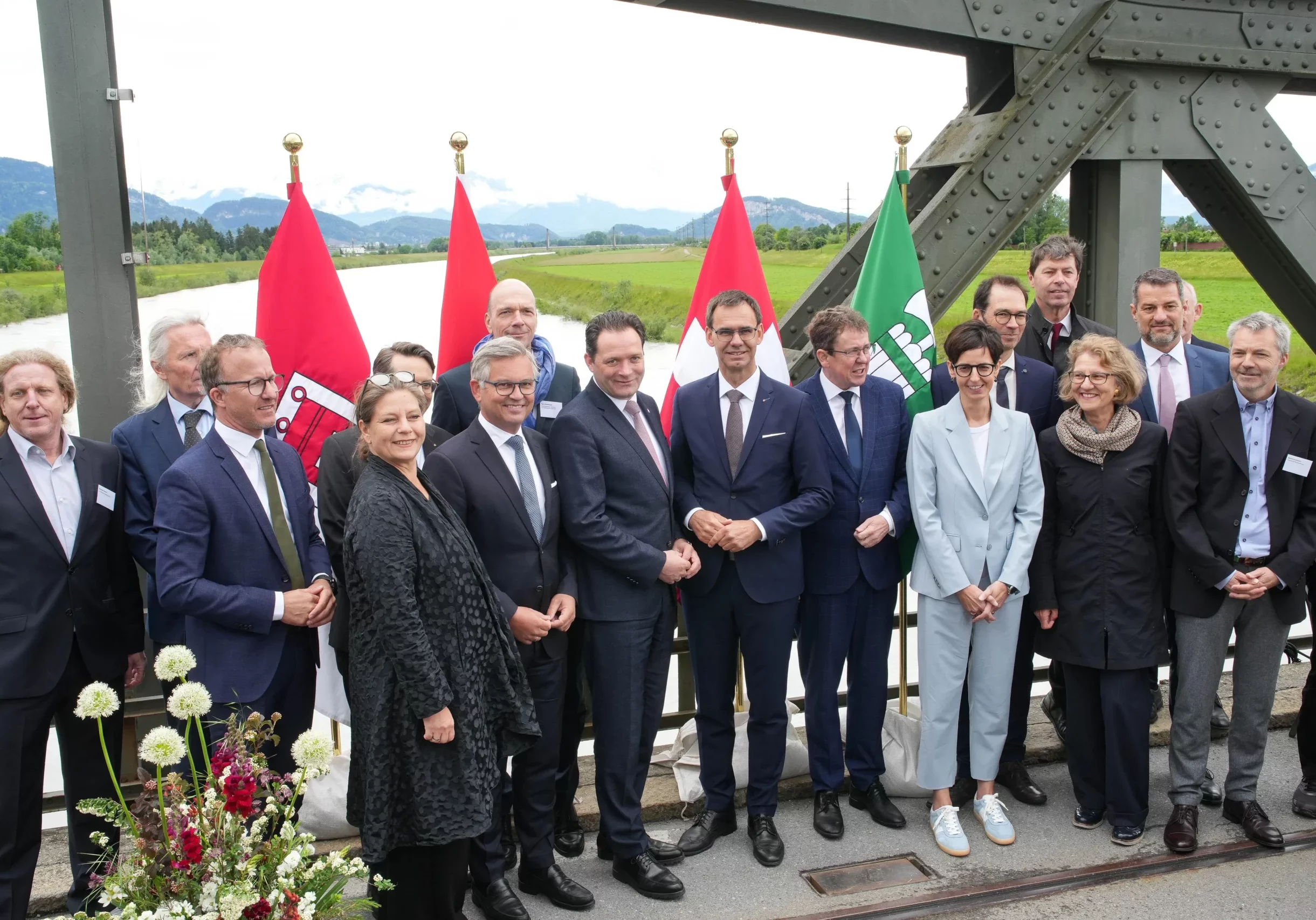 Der Hochwasserschutz am Rhein entlang der Grenze Schweiz-Österreich wird ausgebaut. Nach einem Beschluss des Ministerrats im Mai konnte Landwirtschaftsminister Norbert Totschnig den erforderlichen Staatsvertrag unterzeichnen (Bild). Dieser wurde jetzt vom Nationalrat genehmigt. Foto: Internationale Rheinregulierung, CH