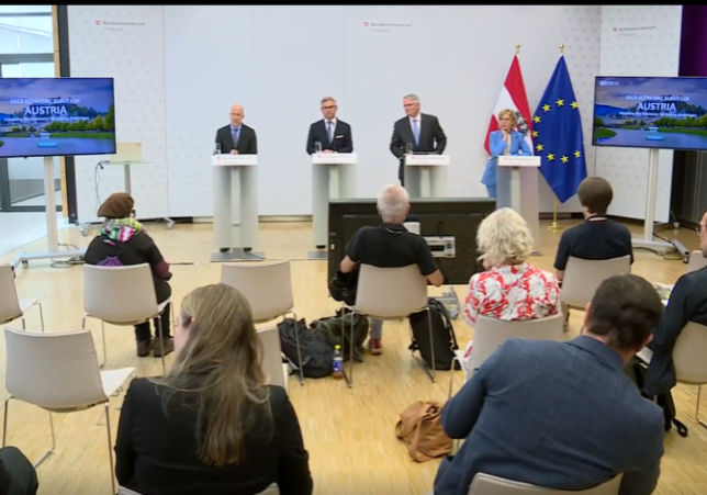 Aufnahme von Fachkräften und mehr Investitionen - das sind zwei der wesentlichen Empfehlung der OECD für Österreich. Mit OECD-Generalsekretär Mathias Corman präsentierten die Minister (v.l.) Martin Kocher, Magnus Brunner und Leonore Gewessler den OECD-Länderbericht 2024 für Österreich.