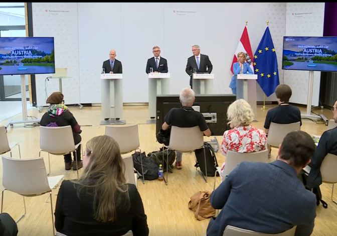 Aufnahme von Fachkräften und mehr Investitionen - das sind zwei der wesentlichen Empfehlung der OECD für Österreich. Mit OECD-Generalsekretär Mathias Corman präsentierten die Minister (v.l.) Martin Kocher, Magnus Brunner und Leonore Gewessler den OECD-Länderbericht 2024 für Österreich.