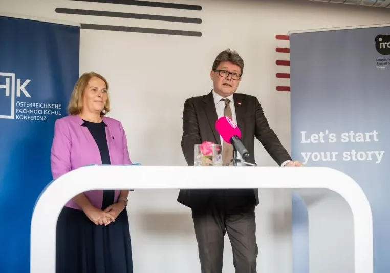 An den Fachhochschulen werden 800 neue Studienplätze geschaffen, kündigte Wissenchafts- und Bildungsminister Martin Polaschek an. Im Bild beim Pressegespräch mit der Präsidentin der Fachhochschulkonferenz und Geschäftsführerin des IMC Krems, Ulrike Pommer. Foto: IMC / Walter Skokanitsch