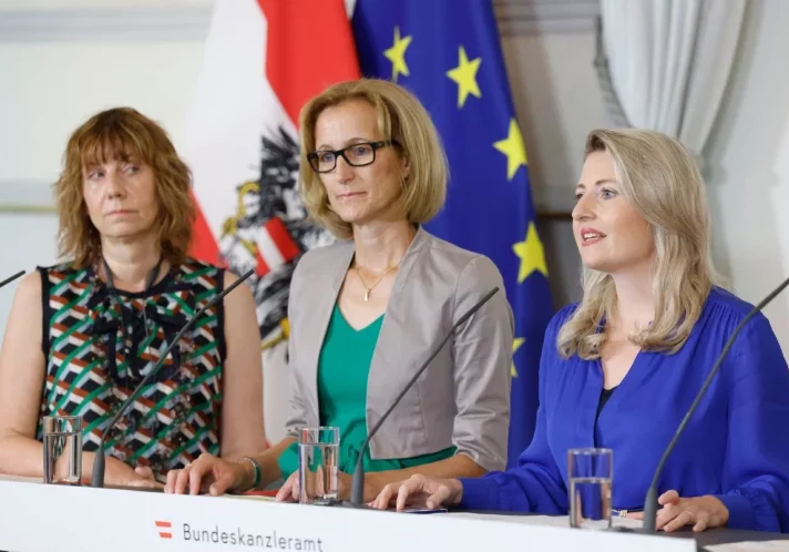 Familienministerin Susanne Raab präseniert die neue Plattform für den Schutz der Frauen mit Karin Gölly (Stellvertretende Vorsitzende des Bundesverbandes der Gewaltschutzzentren), Sophie Hansal (Geschäftsführerin des Netzwerks österreichische Frauen- und Mädchenberatungsstellen) und Ursula Kussyk (Obfrau des Bundesverbandes der Frauenberatungsstellen bei sexueller Gewalt). Foto: Regina Aigner