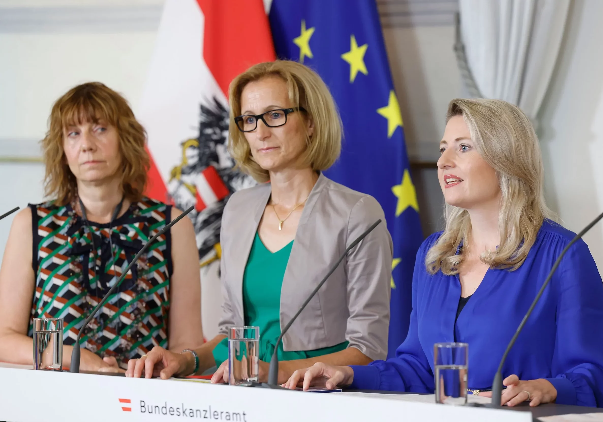 Familienministerin Susanne Raab präseniert die neue Plattform für den Schutz der Frauen mit Karin Gölly (Stellvertretende Vorsitzende des Bundesverbandes der Gewaltschutzzentren), Sophie Hansal (Geschäftsführerin des Netzwerks österreichische Frauen- und Mädchenberatungsstellen) und Ursula Kussyk (Obfrau des Bundesverbandes der Frauenberatungsstellen bei sexueller Gewalt). Foto: Regina Aigner