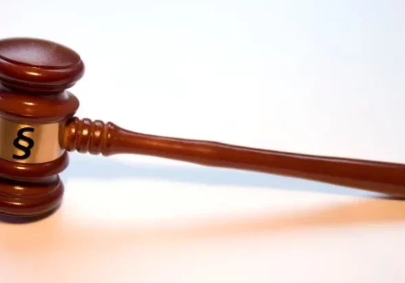 Das ungefragte und ungebetene Zusenden pornografischer Inhalte ist sexuelle Belästigung und sollte nach einem erweiterten § 218 Strafgesetz bestraft werden. Das fordert die ÖVP, doch die Grünen blockieren und wünschen eine bloße Verwaltungsstrafe. Foto: Thorben Wengerl/pixelio