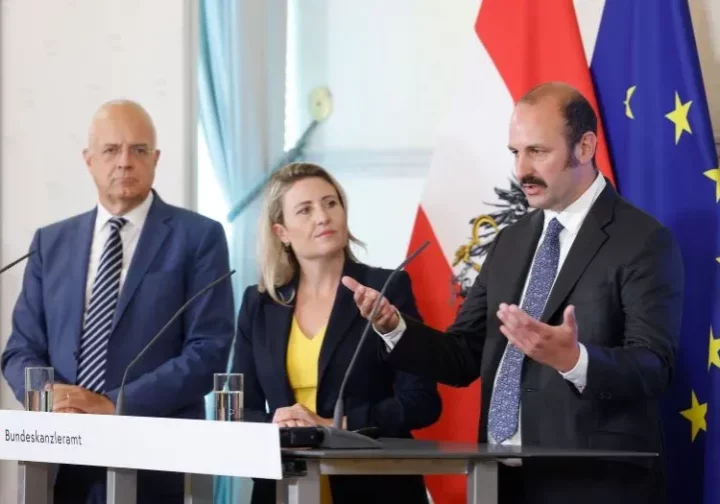 Rechtliche Normen und gesellschaftlich anerkannte Regeln ergeben die Leitkultur für Österreich erklärt Johannes Klotz, Sozial- und Datenwissenschafter des OGM, bei der Präsentation erster Ergebnisse des Expertenrates im Bundeskanzleramt. Fotos: Bka / Regina Aigner