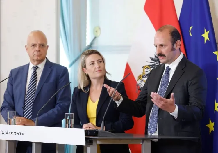 Rechtliche Normen und gesellschaftlich anerkannte Regeln ergeben die Leitkultur für Österreich erklärt Johannes Klotz, Sozial- und Datenwissenschafter des OGM, bei der Präsentation erster Ergebnisse des Expertenrates im Bundeskanzleramt. Fotos: Bka / Regina Aigner