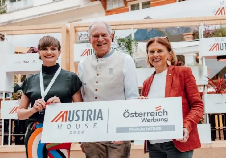 Präsentieren in Paris Österreich-Haus und Visitenkarte für Wirtschaft und Tourismus: Chefin der Österreich-Werbung, Astrid Steharnig-Staudinger, ÖOC-Generalsekretär Peter Mennel und Tourismus-Staatssekretärin Susanne Kraus-Winkler. Foto: ÖOC / Michael Meindl