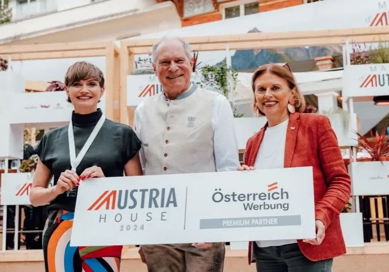Präsentieren in Paris Österreich-Haus und Visitenkarte für Wirtschaft und Tourismus: Chefin der Österreich-Werbung, Astrid Steharnig-Staudinger, ÖOC-Generalsekretär Peter Mennel und Tourismus-Staatssekretärin Susanne Kraus-Winkler. Foto: ÖOC / Michael Meindl