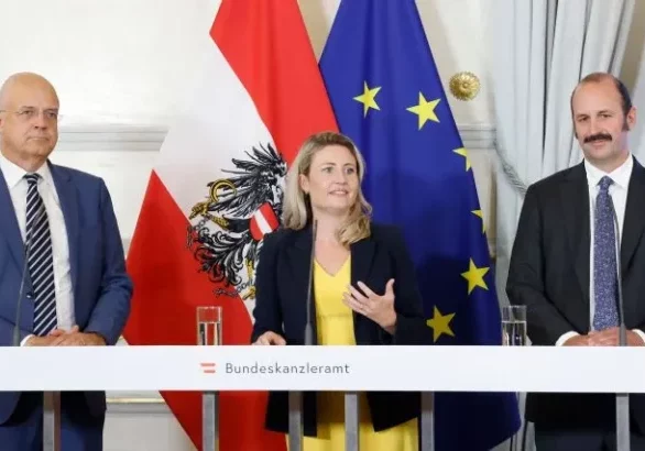 Integrationsministerin Susanne Raab: Neue Schwerpunkte, neue Prüfung und neuer Kurs für Integration und Staatsbürgerschaft. Pressegespräch mit Wissenschaftlern Wolfgang Mazal (Universität Wien, l.) und Johannes Klotz (OGM, r.).Fotos: Bka / Regina Aigner