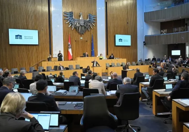 Die Parlamentarier geben FPÖ-Obmann Herbert Kickl (am Rednerpult) vier Wochen Zeit, um die im U-Ausschuss offen gebliebenen Fragen nach Beteiligung an Unternehmen bzw Liegenschaften und nach Einkommen zu beantworten. ÖVP-Fraktionsführer Andreas Hanger fordert Kickl auf, endlich für Klarheit zu sorgen. Foto: Johannes Zinner
