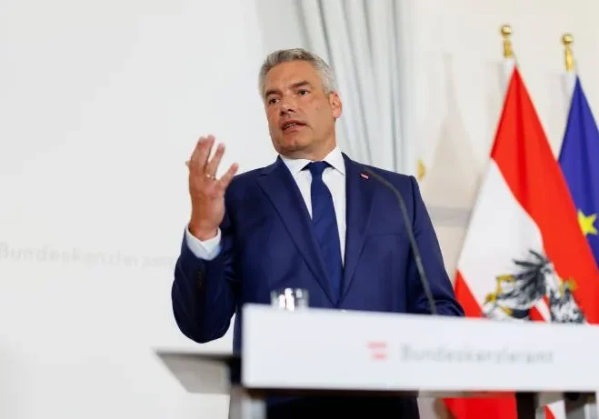 Bundeskanzler Karl Nehammer erläuterte die nächsten Exkpunkte für Österreichs Sicherheitspolitik, insbesondere für die Polizei und das Bundesheer sowie die Nachrichtendienste: Mehr budgetäre Mittel, mehr Personal, weitere Ausrüstung und mehr Möglichkeiten, die verdeckte Kommunikation von verdächtigen Personen (etwa bei Verdacht auf Terror oder Menschenhandel) zu überwachen. Foto (im Kanzleramt): Bka / Wenzel