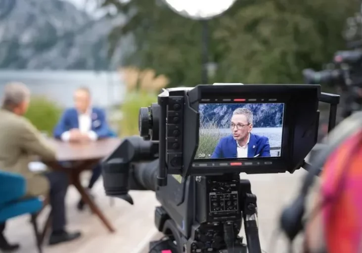 Nach dem Sommergepräch nahm ÖVP-Generalsekretär Christian Stocker den FPÖ-Obmann Herbert Kickl in den Fokus: Dieser sei ein „Wendehals, Sicherheitsrisiko, Verschwörungstheoretiker“. Im Bild das Gespräch mit ORF-Redakteur Martin Thür am Traunsee. Foto: ORF