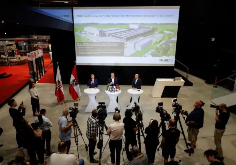 Den Standort stärken: Bundeskanzler Karl Nehammer und Oberösterreichs Landeshauptmann Thomas Stelzer bei dem österreichischen Logistik-Unternehmen TGW in Oberösterreich. Fotos: Bka / Andy Wenzel