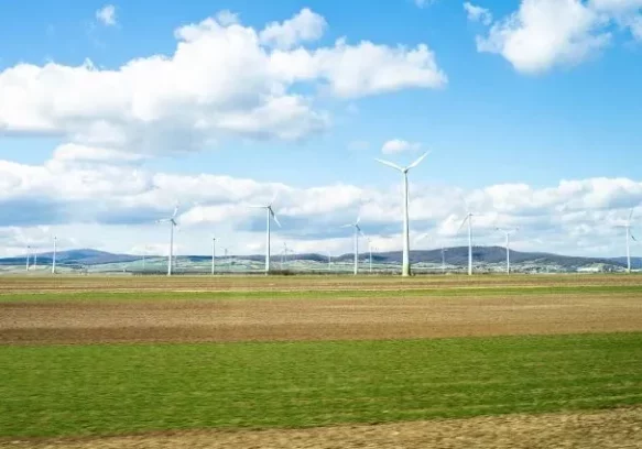 Eine der Antworten zur Energiewende: Windkraftanlagen bringen Strom aus erneuerbaren Energie in das Netz. Sie sollen ausgebaut werden. Und jedes Bundesland muss zu vermehrten Produktion erneuerbarer Energie beitragen. Foto: BMLF / Paul Gruber