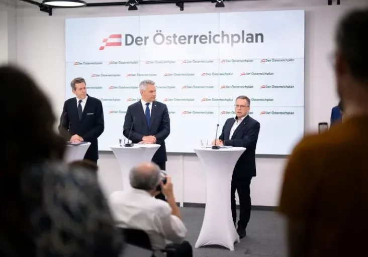 August Wöginger, Sozialsprecher und Klubobmann der ÖVP, verweist auf zahlreiche Verbesserungen in der Pflege. Diese reichen von Ausbildung und Bezahlung des Personals bis zu besseren Möglichkeiten der Betreuung durch Angehöirge. Im Bild Wöginger bei einem Pressegespräch mit Bundeskanzler Karl Nehammer und WKO-Präsident Harald Mahrer in der ÖVP-Bundesparteileitung in Wien. Foto: Paul Gruber