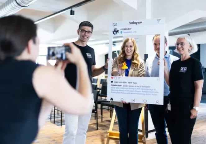 Coding ab der 5.Schulstufe ist einer der Vorschläge im ÖVP-Familienprogramm für Bildung und Jugend. Staatssekretärin Claudia Plakolm hatte das Programm diese Woche mit Bundeskanzler Karl Nehammer und Familienministerin Susanne Raab präsentiert. Zuvor war Plakolm diese Woche in der Tabakfrabrik Linz und besuchte ein junges Unternehmen, das sich mit Coding befasst. Foto: Christopher Dunker