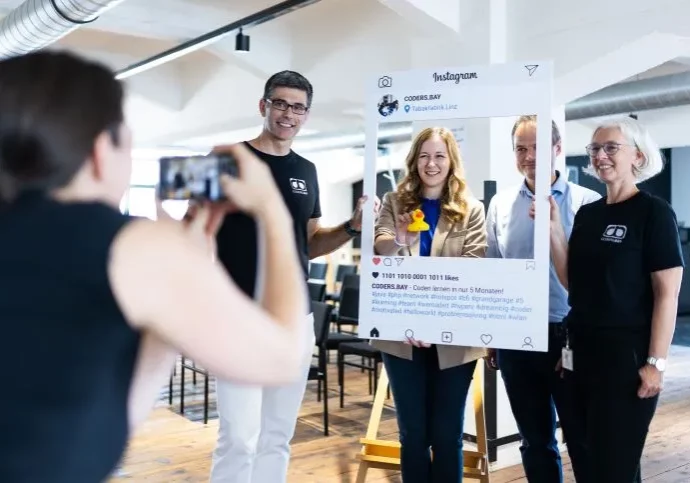 Coding ab der 5.Schulstufe ist einer der Vorschläge im ÖVP-Familienprogramm für Bildung und Jugend. Staatssekretärin Claudia Plakolm hatte das Programm diese Woche mit Bundeskanzler Karl Nehammer und Familienministerin Susanne Raab präsentiert. Zuvor war Plakolm diese Woche in der Tabakfrabrik Linz und besuchte ein junges Unternehmen, das sich mit Coding befasst. Foto: Christopher Dunker