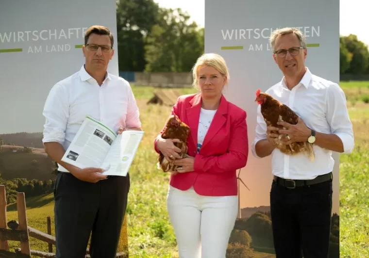 Robert Pichler (Wirtschaften am Land), Irene Neumann-Hartberger (Bundesbäuerin) und Georg Strasser (Obmann des Agrarausschusses im Nationalrat) bemängeln anhand einer Analyse die lückenhafte, unzureichende und falsche Darstellung der Landwirtschaft in Schulbüchern. Foto: Wirtschaft am Land.