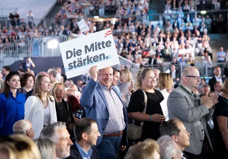Mit Zuversicht in den eigenen Erfolg und mit teils scharfer Abgrenzung zu anderen Kandidaten startete die ÖVP - als anerkannte Partei der Mitte - am Samstag in der Steffl-Arena in Wien in die intensive Phase des Wahlkampf für die Nationalratswahl am 29. September 2024. Alle Fotos: ÖVP