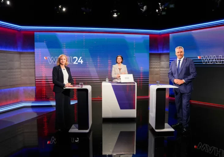 Bundeskanzler Karl Nehammer in der ORF-Wahlkonfrontation: Wenn Deutschland Grenzen schließt, wird Österreich reagieren. Ähnlich will Österreich die Anzahl illegaler Einreisen und Asylanträge deutlich vermindern. Fotos: ORF / Roman Zach-Kiesling