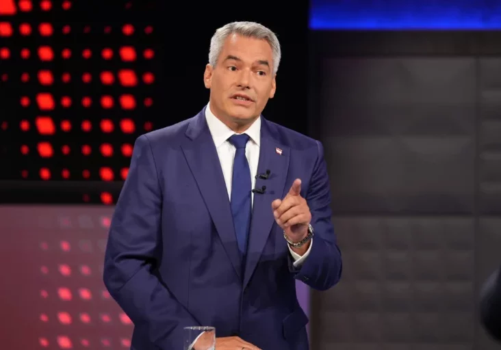 Die Maßnahmen der Bundesregierung haben die Haushalte entlastet und Österreich aus den Krisen geführt: Bundeskanzler und ÖVP-Obmann Karl Nehammer in der TV-Konfrontation des ORF mit SP-Vorsitzendem Andreas Babler. Foto: ORF