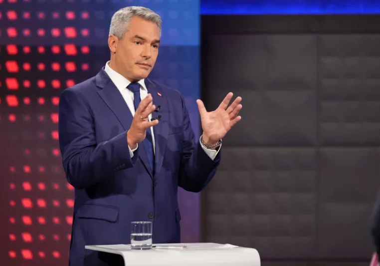 Die Positionen von Bundeskanzler und ÖVP-Bundesparteiobmann Karl Nehammer sind klar definiert: Dazu gehören innere und äußere Sicherheit für Österreich, Anerkennung für jegliche Leistung und Unterstützung für Familien, wie Nehammer in den TV-Konfrontationen auch des ORF erläuterte. Foto: ORF / Roman Zach-Kiesling