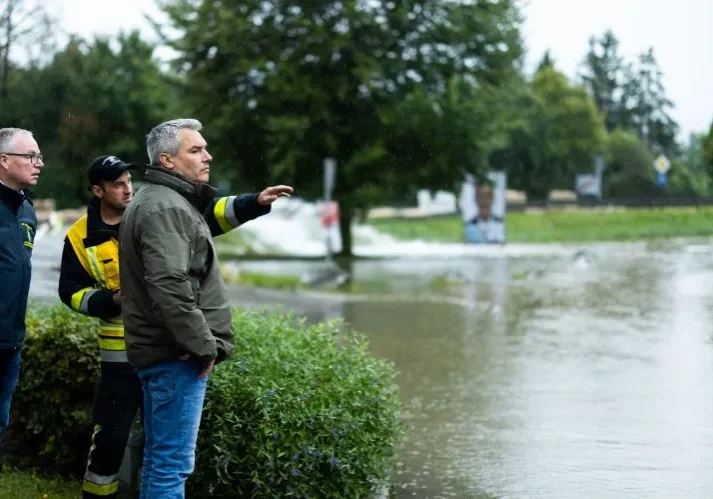 Bundeskanzler Karl Nehammer besuchte Leitzentralen in Tulln und in Wien, besichtigte Schäden wie in Hadersdorf. Nun informiert Finanzminister Magnus Brunner im Podcast Finance Friday über den Katastrophenfonds, in dem Mittel für Hilfen und gegen Schäden bereit stehen. Foto: Bka