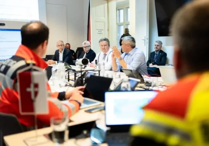 Bundeskanzler Karl Nehammer besuchte zum Wochenauftakt auch den Wiener Krisenstab, um mit Bürgermeister Michael Ludwig und dem Stab Lage und Maßnahmen wegen des Hochwassers zu besprechen. Foto: Christopher Dunker
