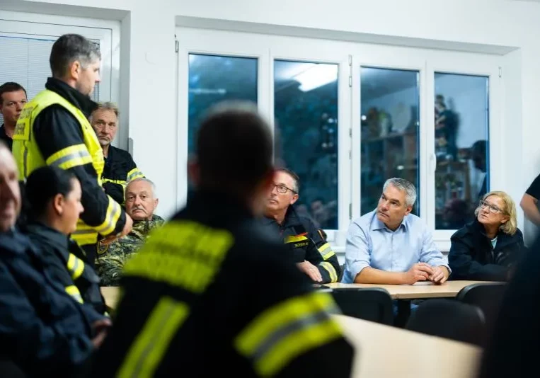 Der Schadenersatz für Hochwasserschäden wird in Niederösterreich auf zumindest 50 Prozent erhöht, in Härtefällen auf bis zu 80 Prozent. Dies vereinbarten die Bundesregierung und das Land Niederösterreich. Im Bild: Die Einsatzleitung in Hadersdorf (NÖ) gab am 16. September weitere konkrete Informationen Bundeskanzler Karl Nehammer und Landeshauptfrau Johanna Mikl-Leitner. Foto: Christopher Dunker