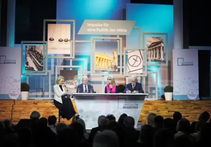 "Impulse für eine Politik der Mitte" diskutierten zum Tag der Demokratie (v.l.n.r.) unter Moderation von Hannelore Veit am Podium Christian Stadler, Viola Neu und Manfred Prisching. Foto: PolAk