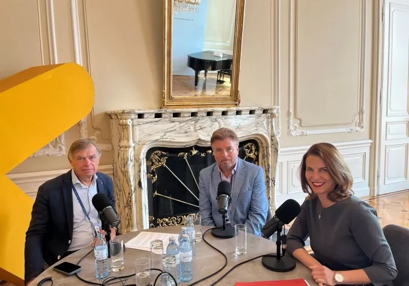Thema Demokratie: die liberale Demokratie, ihre Stärken und ihre Gefährdungen diskutieren Verfassungsministerin Karoline Edtstadler und Politikwissenschafer Richard Heinisch im Podcast #41 der Politischen Akademie. Moderiert vom Publizisten Gerhard Jellinek, eingeleitet von der Präsidentin der Politischen Akademie, Bettina Rausch-Amon. Foto: PolAk