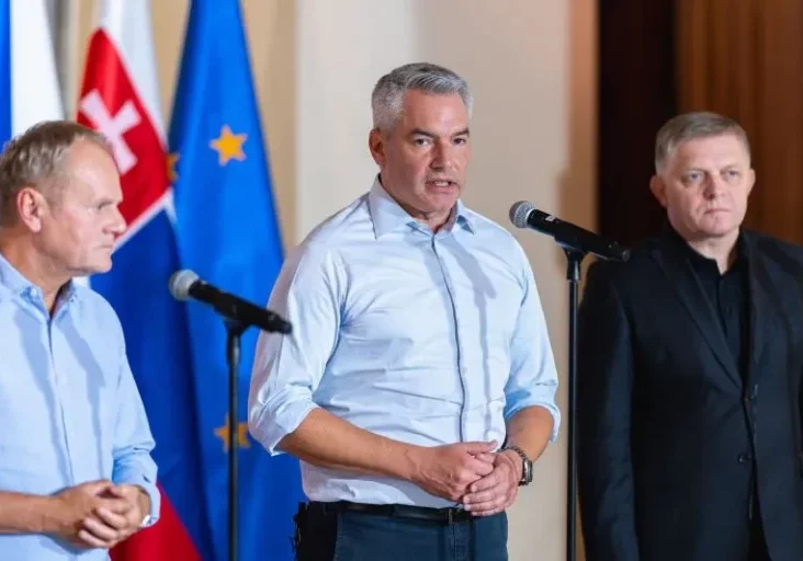 Ernste Mienen zur ernsten Lage: Wegen des Hochwassers hilft die EU und kooperieren Nachbarstaaten: Bundeskanzler Karl Nehammer mit dem slowakischen Ministerpräsidenten Robert Fico (r.) und Polens Premierminister Donald Tusk (l.), der Amtskollegen und Kommissions-Präsidentin Ursula von der Leyen zum Gipfel geladen hatte. Foto: Bka / Florian Schröttter