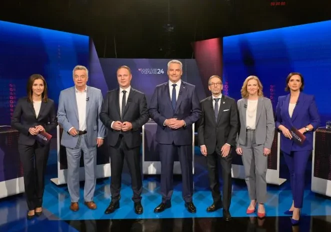 Bundeskanzler und ÖVP-Bundesparteiobmann Karl Nehammer im Kreis der weiteren Spitzenkandidaten zur Nationalratswahl 2024 mit den Moderatorinnen Susanne Schnabl und Alexandra Maritzka Wachter. Fotos: ORF/Thomas Ramstorfer