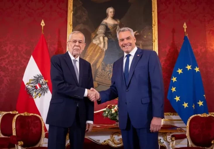 Bundespräsident Alexnder Van der Bellen wird an den Bandscheiben operiert und währenddessen von Bundeskanzler Karl Nehammer vertreten. Sollte die Verhinderung des Bundespräsidenten länger als 20 Tage dauern, übernehmen die drei Präsidenten des Nationalrats die Vertretung. Foto: Peter Lechner
