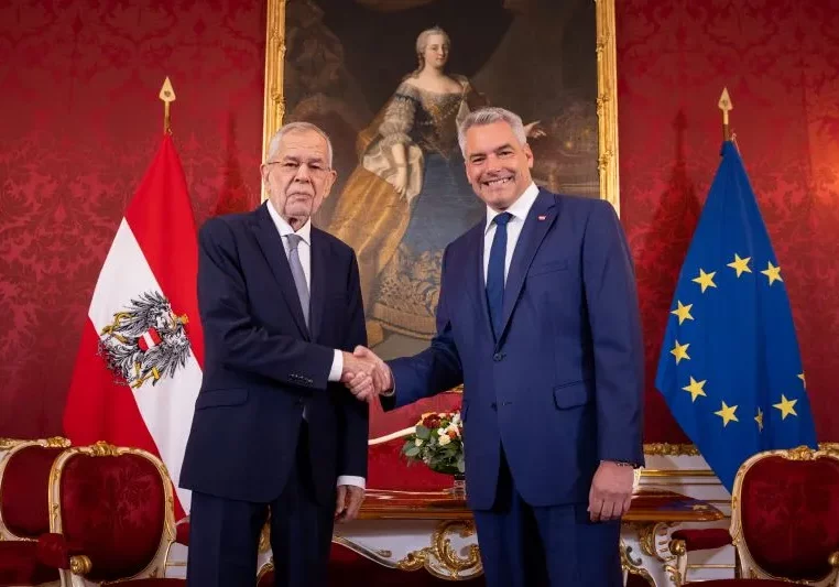 Bundespräsident Alexnder Van der Bellen wird an den Bandscheiben operiert und währenddessen von Bundeskanzler Karl Nehammer vertreten. Sollte die Verhinderung des Bundespräsidenten länger als 20 Tage dauern, übernehmen die drei Präsidenten des Nationalrats die Vertretung. Foto: Peter Lechner