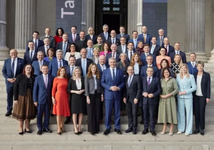 Der neue ÖVP-Klub präsentierte sich am Tag der Angelobung vor dem Hauptportal des Parlaments. Foto: Caro Strasnik