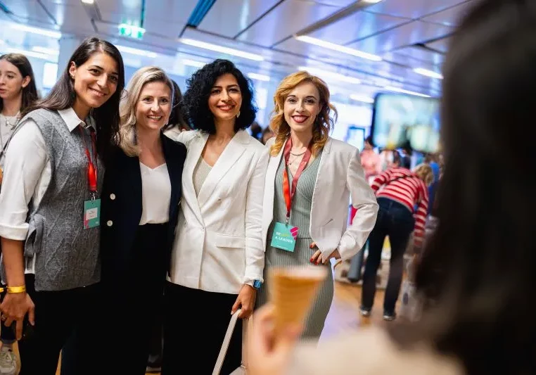 Drängt auf gleiche Berufs- und Verdienstmöglichkeiten für Frauen: Ministerin Susanne Raab, im Bild beim Femal Future Festival am 10. Oktober in Wien. Foto: Bka / Florian Schrötter