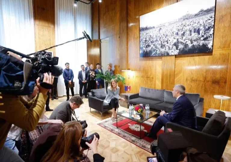 Bundeskanzler Karl Nehammer empfing in seinem Büro EU-Parlamentspräsidentin Roberta Metsola. Foto: BKA/Dragan Tatic