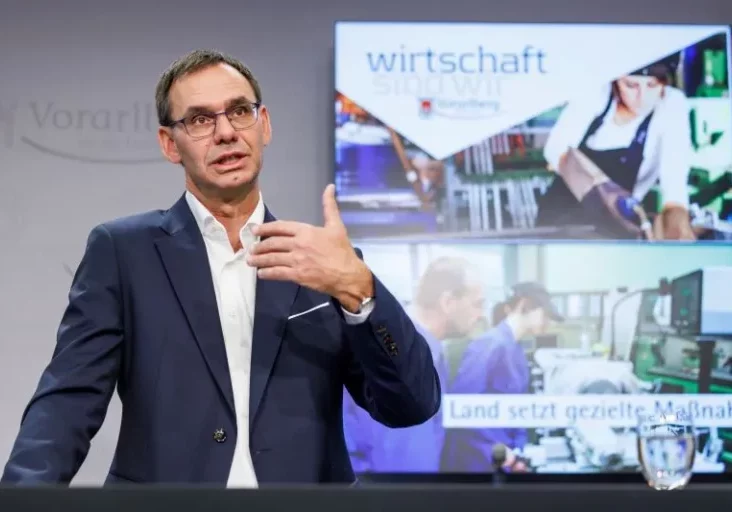 Markus Wallner, seit 2011 Landeshauptmann in Vorarlberg, wurde mit der ÖVP bei Landatswahl am Sonntag eindrucksvoll bestätigt: 38,3 Prozent der Stimmen sichern den ersten Platz mit deutlichem Abstand auf die zweitplatzierte FPÖ mit 28 Prozent Stimmenanteil. Bild: LH Wallner bei einem Gipfel zur Jugendbeschäftigung im September. Foto: Land Vbg./BHofmeister