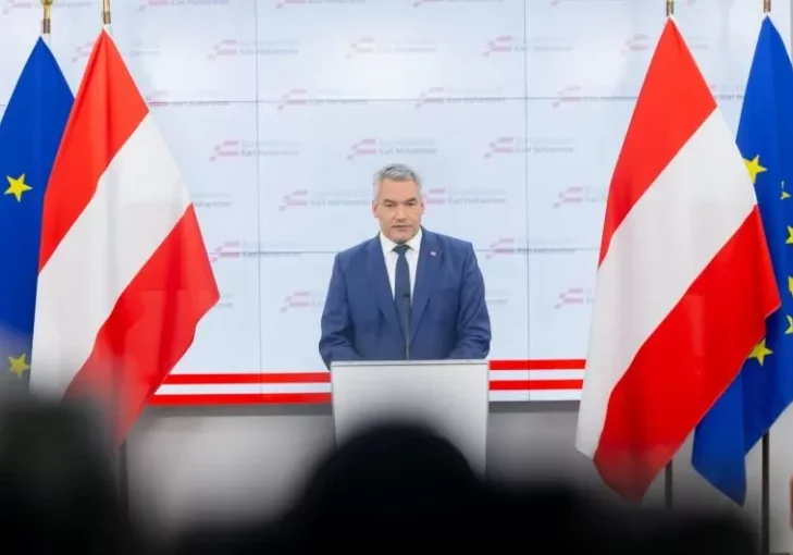 Karl Nehammer, ÖVP-Bundesparteiobmann und Bundeskanzler, erklärt die Verhandlungen mit der SPÖ über eine mögliche neue Koalitionsregeirung für beendet. Diese werden nicht fortgesetzt. Nehammer (im Bild bei einem Presse-Statement in der Bundesparteileitung in Wien im Oktober 2024) zieht sich von seinen Funktionen zurück und sorgt für eine geordnete Übergabe. Foto: ÖVP