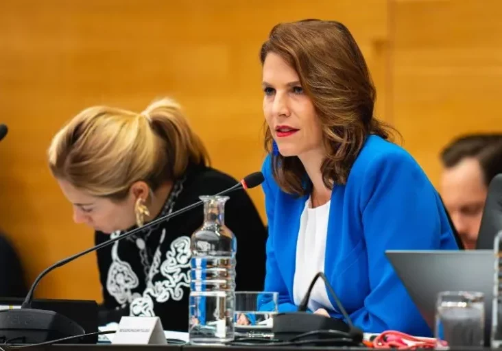 Der Frauenanteil in der Politik ist auf ein stabiles Hoch angestiegen, könnte aber in einigen Bereichen noch gesteigert werden. Im Bild die nunmehrige Salzburger Landeshauptfrau Karoline Edtstadler noch als Europaministerin bei einem Hearing in Parlament. Foto: Florian Schrötter