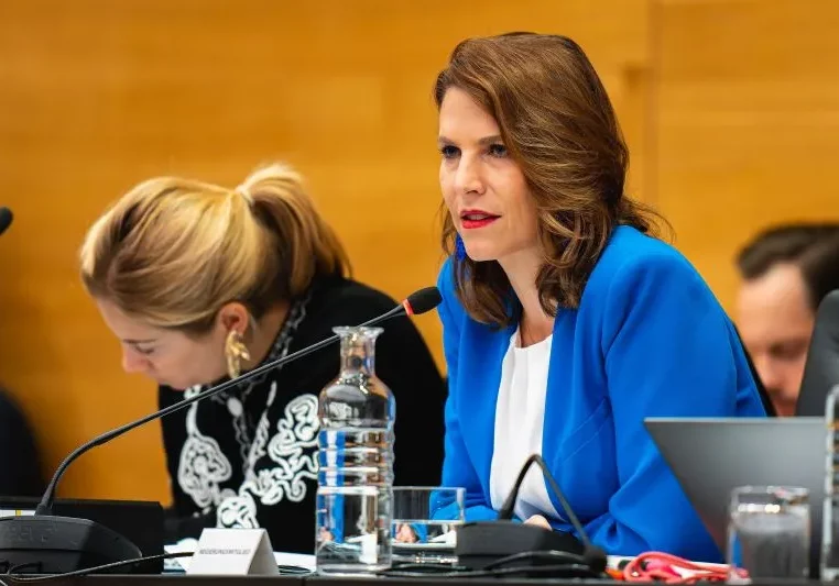 Der Frauenanteil in der Politik ist auf ein stabiles Hoch angestiegen, könnte aber in einigen Bereichen noch gesteigert werden. Im Bild die nunmehrige Salzburger Landeshauptfrau Karoline Edtstadler noch als Europaministerin bei einem Hearing in Parlament. Foto: Florian Schrötter