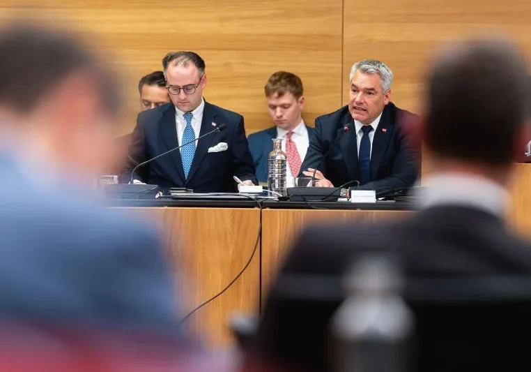 Bundeskanzler Karl Nehammer erläuterte am Mittwoch vor dem EU-Hauptausschuss des Nationalrats Österreichs Initiative zur Asyl- und Migrationspolitik sowie die Positionen zum Krieg gegen die Ukraine, zum Nahen Osten und zu Wirtschaft und Wettbewerb. Das sind die wesentlichen Themen des Europäischen Rates am Donnerstag und Freitag in Brüssel. Foto: Bka / Florian Schrötter