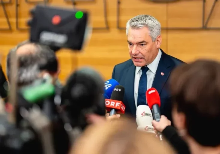 Die Verhandlungen über eine mögliche Koalition wurden unter Führung von ÖVP-Obmann und Bundeskanzler Karl Nehammer auch unmittelbar vor Weihnachten geführt und werden gleich danach fortgesetzt. Für den Budgetkurs gibt es bereits einen zeitlichen Rahmen. Foto: Florian Schrötter