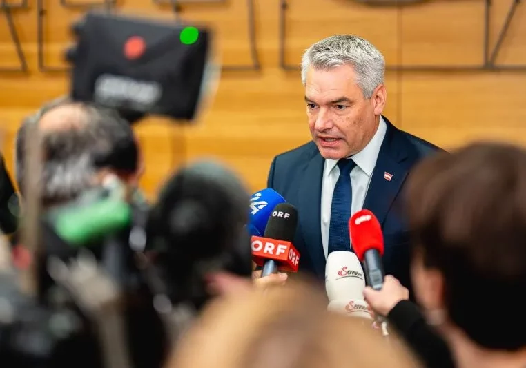 Die Verhandlungen über eine mögliche Koalition wurden unter Führung von ÖVP-Obmann und Bundeskanzler Karl Nehammer auch unmittelbar vor Weihnachten geführt und werden gleich danach fortgesetzt. Für den Budgetkurs gibt es bereits einen zeitlichen Rahmen. Foto: Florian Schrötter