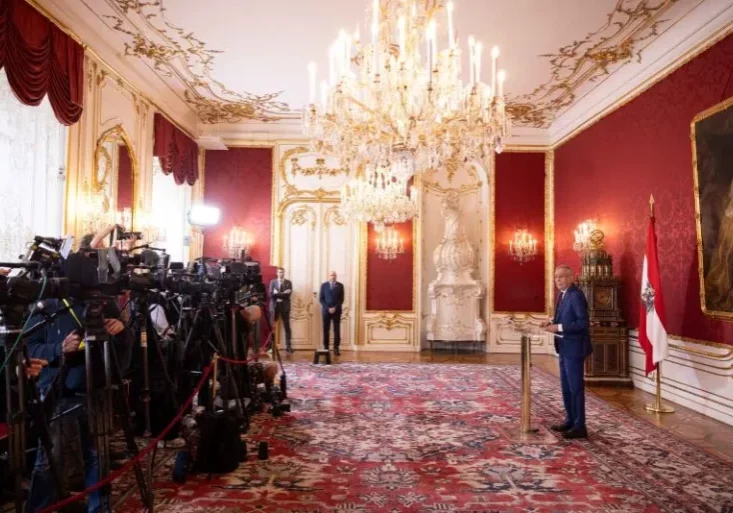 Den Auftrag zur Bildung einer neuen Bundesregierung erteilt Bundespräsident Alexander Van der Bellen dem amtierenden Bundeskanzler und ÖVP-Obmann, Karl Nehammer. Er hat zwei Aspekte zu berücksichtigen. Bild: Alexander Van der Bellen bei seinem Statement am Dienstag, 22. Oktober 2024 in der Hofburg. Foto: Franz Lechner